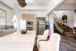 Kuchyň nebo kuchyňský kout v ubytování The Secret Buddha + 33 fotografií