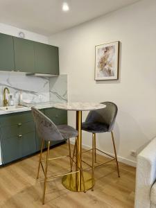 Kuchyň nebo kuchyňský kout v ubytování Golden Duplex Chic - Centre-Clim-Parking