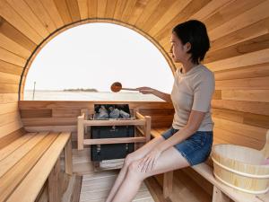 una mujer sentada en el interior de una sauna en Kubikai, en Itoshima 136 fotos más