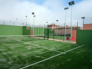 a tennis court with a net on a tennis court at El laurel y el limonero. in Las Pajanosas
