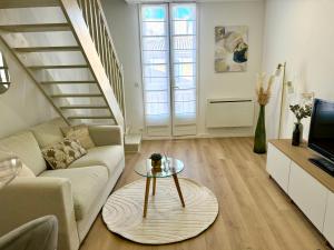 TV a/nebo společenská místnost v ubytování Golden Duplex Chic - Centre-Clim-Parking + 2 fotografie