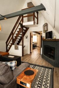 Una sala de estar con un sofá y una chimenea. en Rustic Retreat, en Blakeslee