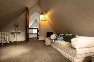 sala de estar con sofá en el ático en Rustic Retreat, en Blakeslee