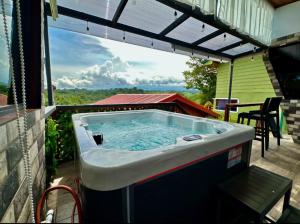 Villa Oropéndola Sarapiquí في Colonia Carvajal: حوض استحمام ساخن على فناء المنزل +5 صور