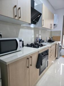 a kitchen with a microwave and a stove top oven at super studio in Aïn Harrouda