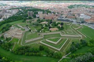 une vue aérienne sur un jardin dans une ville dans l'établissement Pamplona centro Mercaderes 12, à Pampelune