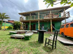 an orange van parked in front of a building at Jardins do Rosa - Hospedagem e Entretenimento in Imbituba