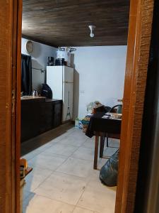 Cabaña lumar في San Eduardo del Mar: غرفة مع مطبخ مع طاولة وثلاجة +4 صور