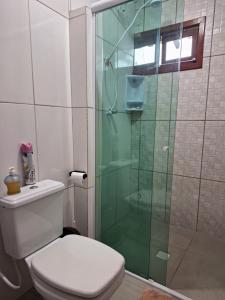 Loft في ساو فرانسيسكو دو سول: حمام مزود بمرحاض ودش زجاجي