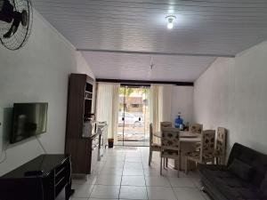 Loft في ساو فرانسيسكو دو سول: غرفة معيشة بها طاولة وأريكة