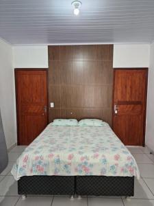 Loft في ساو فرانسيسكو دو سول: غرفة نوم بسرير كبير ومفرش من الزهور