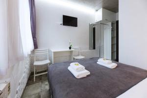 Ένα ή περισσότερα κρεβάτια σε δωμάτιο στο Smart Hotel Rooms near metro 24/7 +5 φωτογραφίες