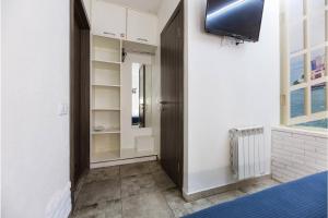 TV a/nebo společenská místnost v ubytování Smart Hotel Rooms near metro 24/7