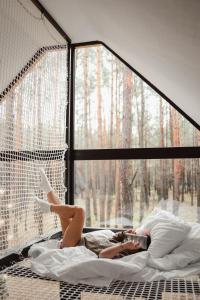 En eller flere senge i et værelse på Wyjątkowy domek w kompleksie Patyki Las Możliwości