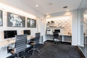 Un televizor și/sau centru de divertisment la Kasa Alexandria Washington +5 fotografii