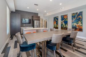 Kuchyň nebo kuchyňský kout v ubytování Kasa Downtown Des Moines + 1 fotografie