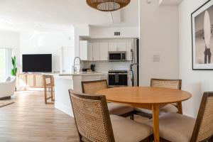 Кухня или мини-кухня в Kasa Wellington South Florida
