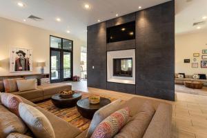 Una televisión o centro de entretenimiento en Kasa Freemorewest Charlotte 6 fotos más