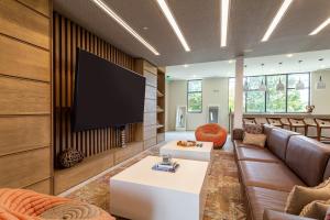 Una televisión o centro de entretenimiento en Kasa Freemorewest Charlotte