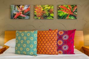 Postel nebo postele na pokoji v ubytování Kasa El Paseo Miami Beach