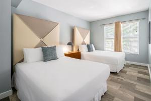 Postel nebo postele na pokoji v ubytování Kasa La Flora And Impala Miami Beach