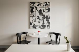 een witte tafel met twee stoelen en een tafel met een witte tafel bij Kasa Capitol Hill Downtown Nashville in Nashville