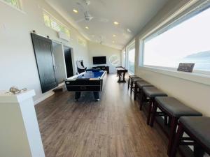 Et tv og/eller underholdning på Hood Canal Waterfront - Dock Hot Tub BBQ Games + 48 billeder