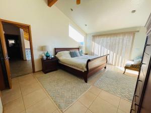 En eller flere senge i et værelse på Hood Canal Waterfront - Dock Hot Tub BBQ Games