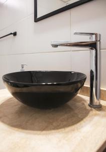 Amplio y cómodo - Excelente ubicación في ميندوزا: بالوعة سوداء مع صنبور على منضدة