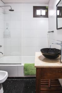 Amplio y cómodo - Excelente ubicación في ميندوزا: حمام مع حوض أسود وحوض استحمام