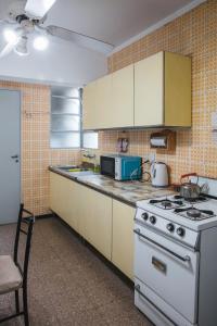 Amplio y cómodo - Excelente ubicación في ميندوزا: مطبخ مع موقد وفرن علوي أبيض +34 صورة