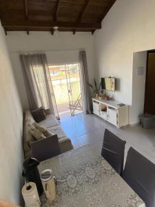 una sala de estar con una mesa y un sofá en Casa com Piscina em Itapirubá, en Imbituba