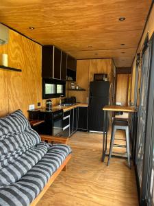 un soggiorno con divano e cucina di elcontainerdeacantilados a Mar del Plata