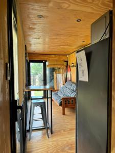 un soggiorno con tavolo in una casetta di elcontainerdeacantilados a Mar del Plata Altre 2 foto