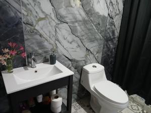 Et badeværelse på Casa Montañas del Tricahue