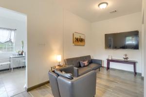 Телевизор и/или развлекательный центр в 4 Mi to Lake Bastrop Pet-Friendly Apartment!