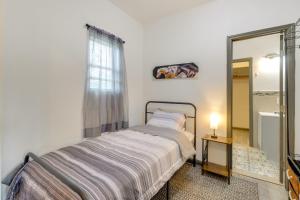 Кровать или кровати в номере 4 Mi to Lake Bastrop Pet-Friendly Apartment!