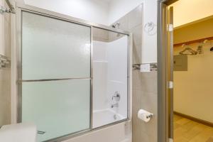 Ванная комната в 4 Mi to Lake Bastrop Pet-Friendly Apartment! +20 фотографий