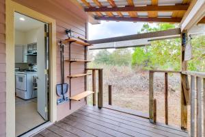 Фотография из галереи 4 Mi to Lake Bastrop Pet-Friendly Apartment! в городе Бастроп