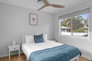 Nine Acres Bush & Bay Haven with Pool access في Murrays Beach: غرفة نوم بها سرير ومروحة سقف +33 صورة