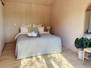 Postel nebo postele na pokoji v ubytování Ocean Sounds - Where Style Meets Nature