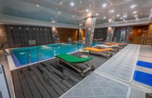 Bazén v ubytování New Gudauri La Suites nebo v jeho okolí