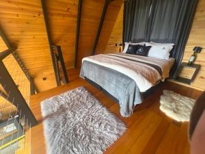 Giường trong phòng chung tại Cabana com Adega Subterranea +25 ảnh