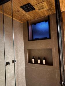 Phòng tắm tại Cabana com Adega Subterranea