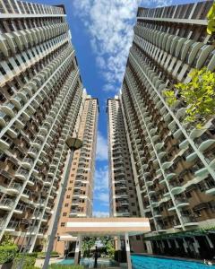 dos edificios altos uno al lado del otro en Bayfront Suite near Airport, MOA, PICC, Star City, OKADA With Fast WIFI & Netflix Free Pool Access, en Sampong