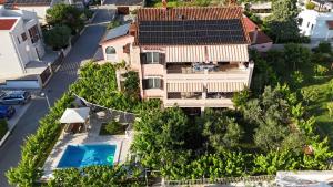 eine Luftansicht eines Hauses mit Sonnenkollektoren auf dem Dach in der Unterkunft Apartment Pula, Istria 18 in Veli Vrh