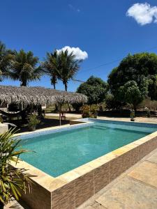 een zwembad voor een resort bij Chácara do sossego in Viçosa do Ceará