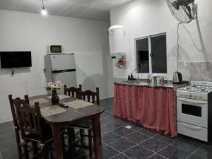 Η κουζίνα ή μικρή κουζίνα στο Amplio departamento zona céntrica