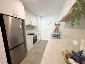 Køkken eller tekøkken på One Bedroom Townhouse near Caves Beach