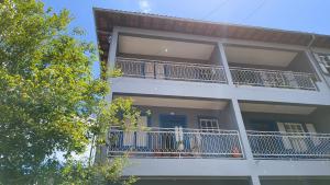 Excelente Apartamento em Casarão Histórico في ماريانا: مبنى سكني أبيض اللون مع شرفتين